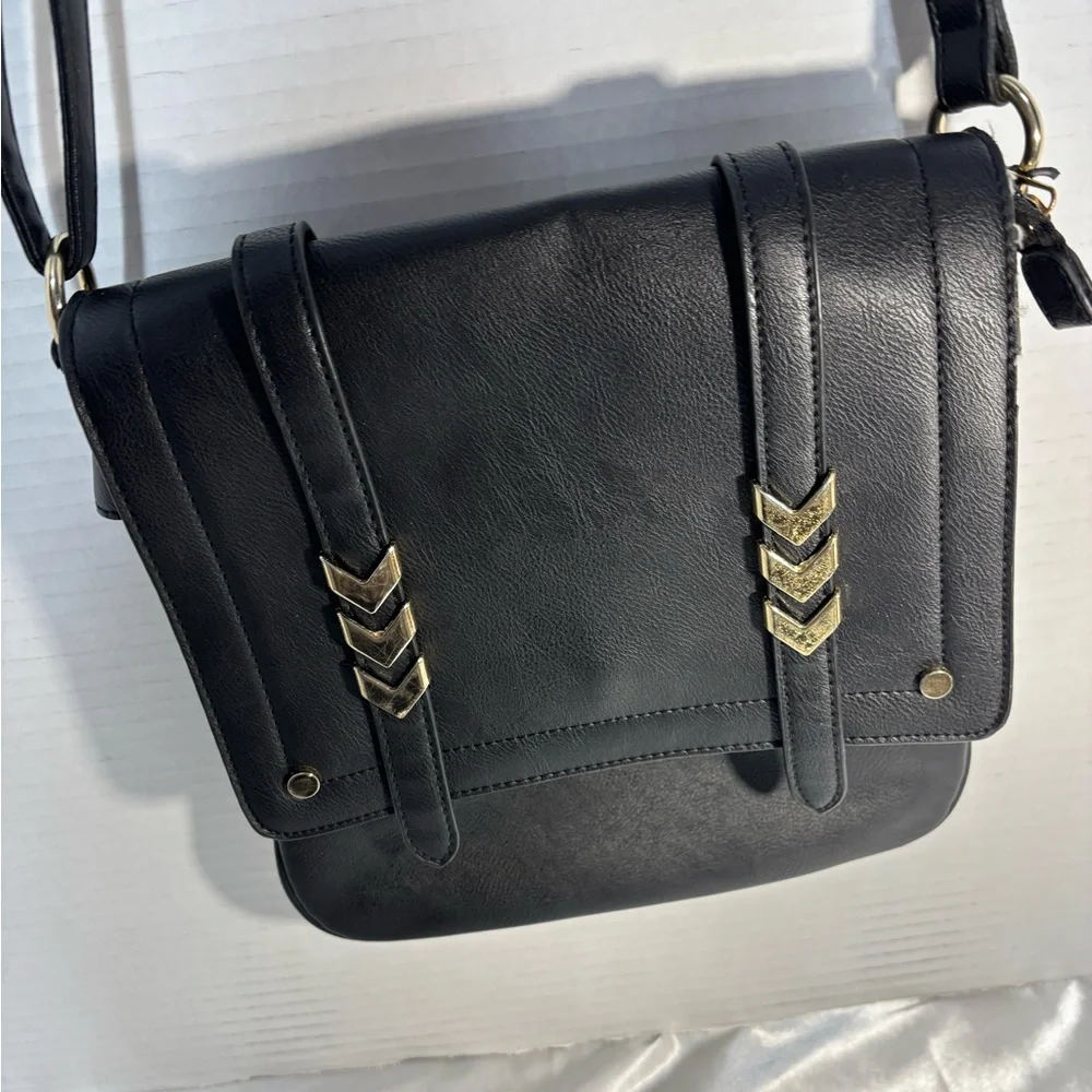 Black saddlebag crossbody  10.5x10 zip pocket outside 2 zipped pockets inside